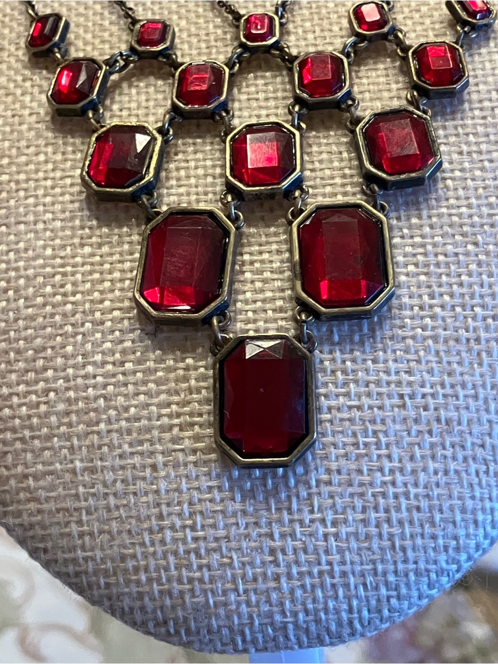 VINTAGE AVON OF BELLEVILLE NECKLACE - Picture 5 of 9